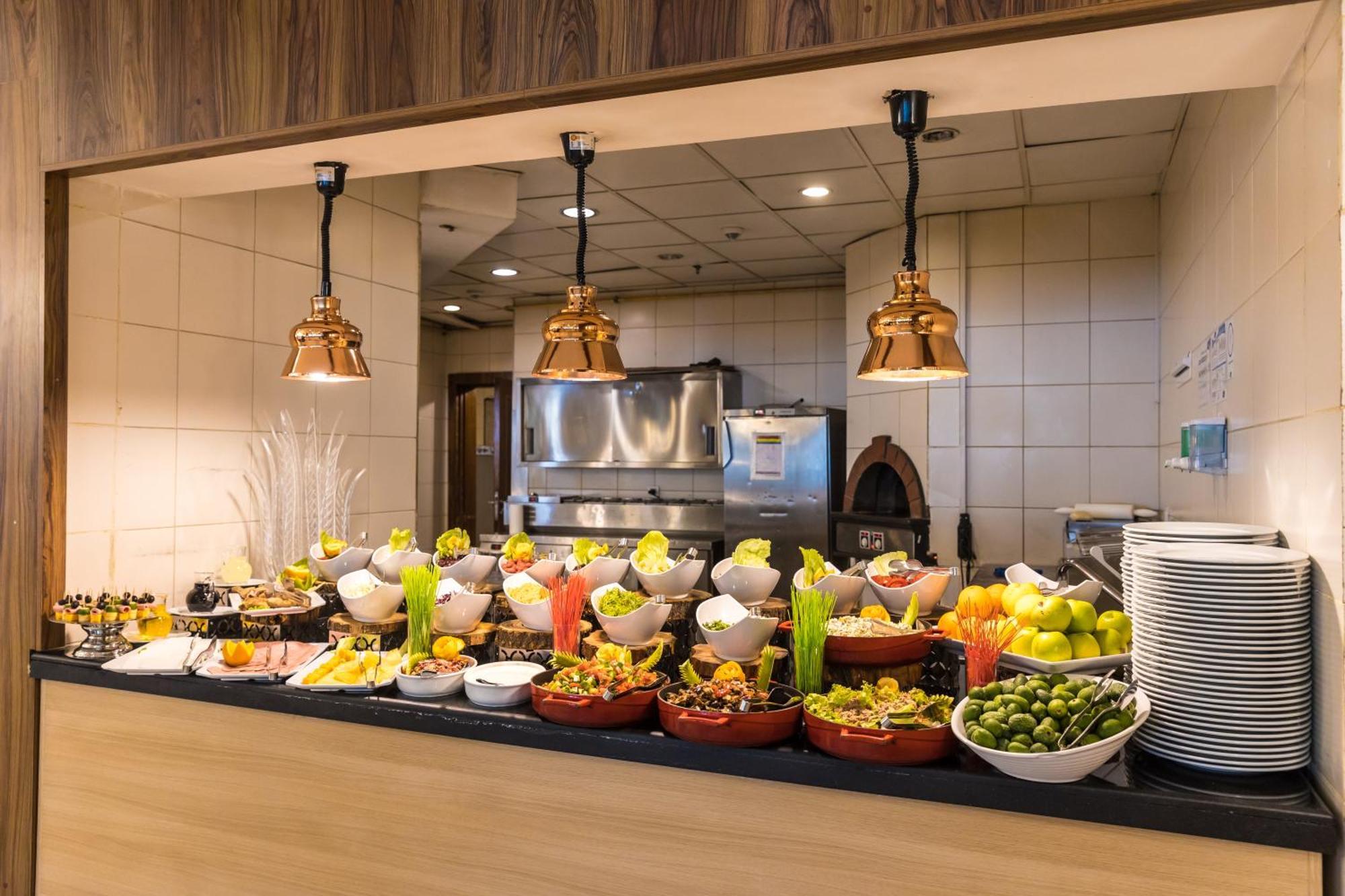 Qalaalti Hotel&Spa Galaalti Esterno foto A buffet at a restaurant